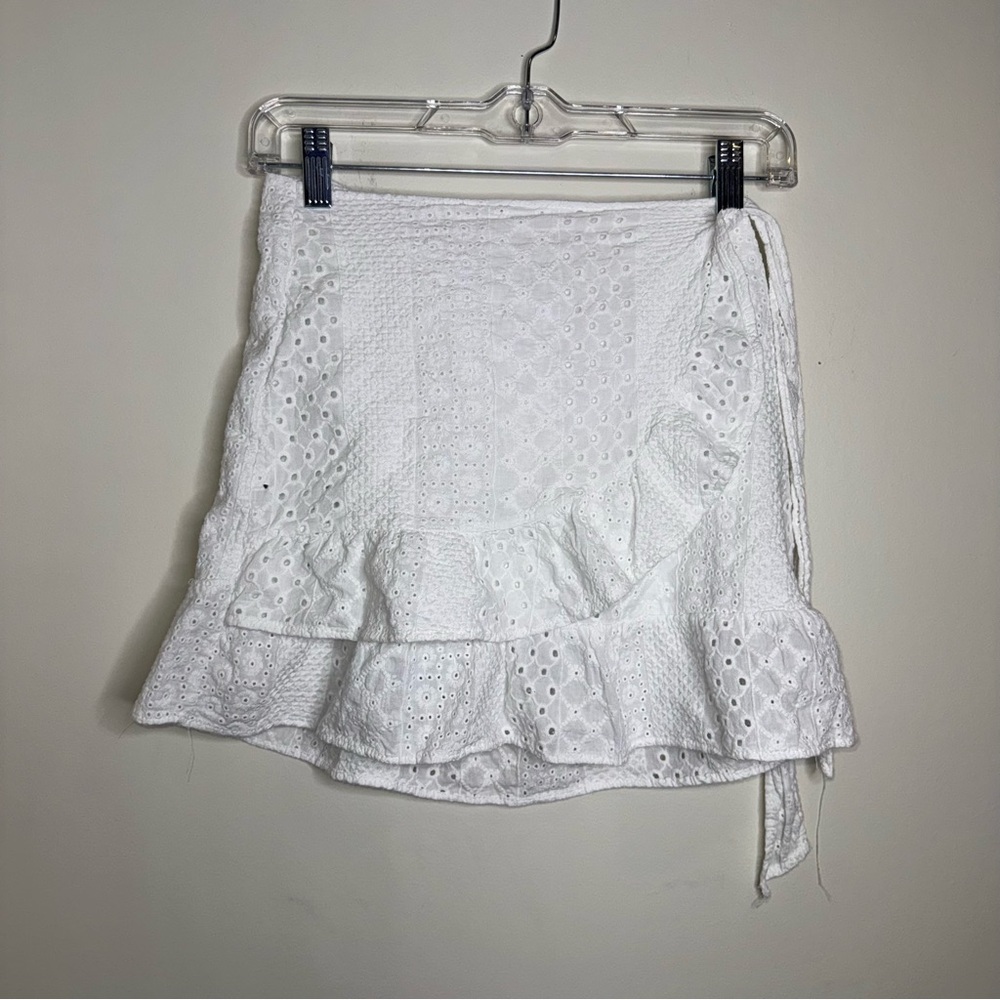 🖤Elegant White Eyelet Mini Skirt - Picture 2 of 5